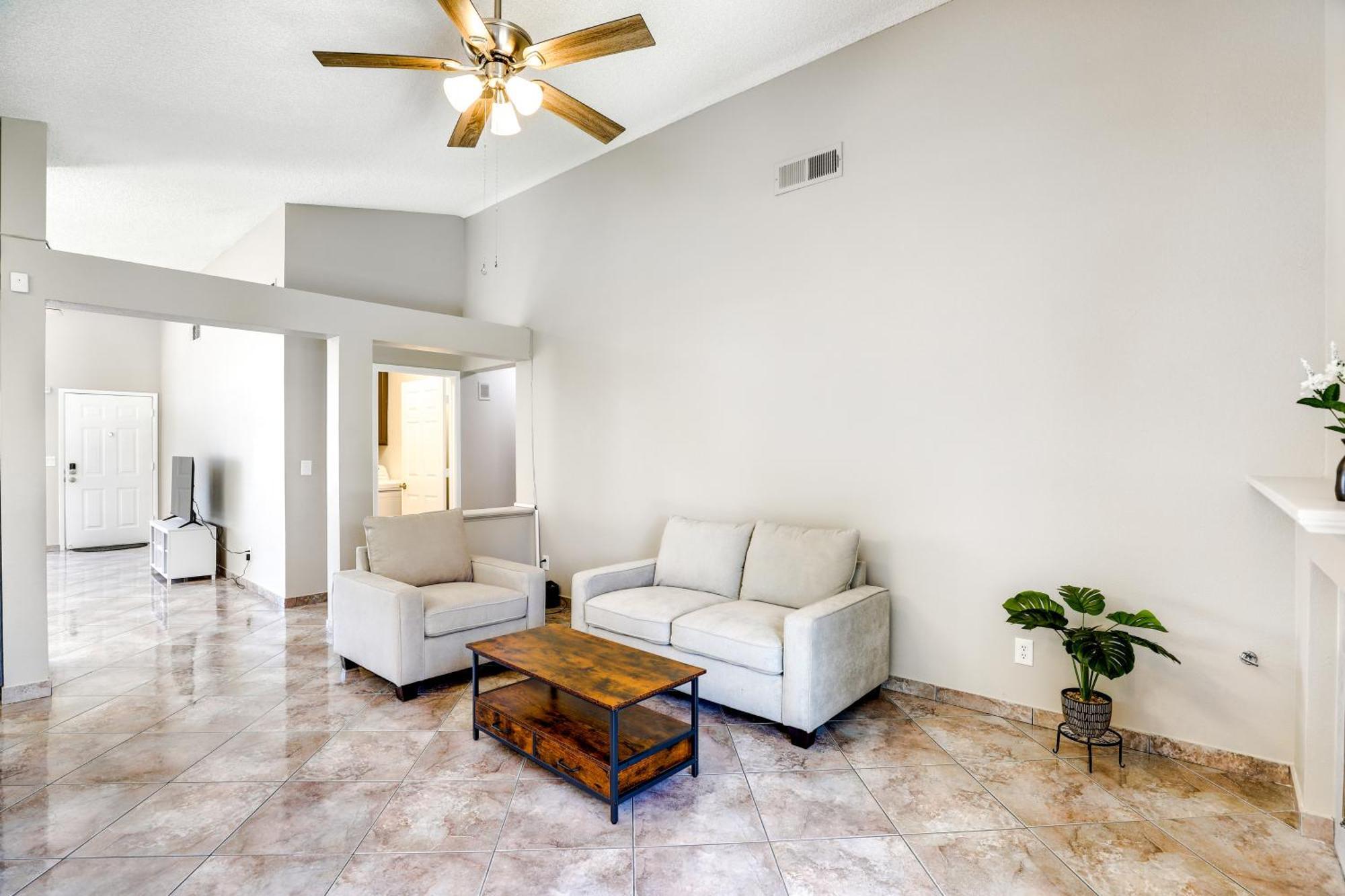 Vegas With Patio About 10 Mi To The Strip! Holiday home Las Vegas